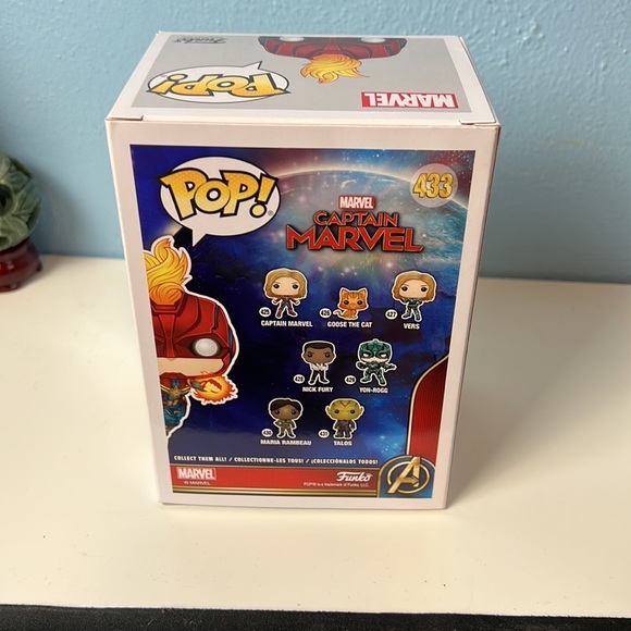 Funko Pop Captain Marvel 433 Target Exclusive GITD with Pop Protector - Picture 3 of 7